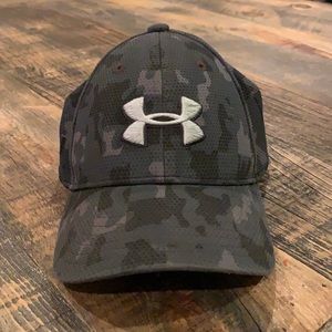 Youth Under Armour fitted hat size Small